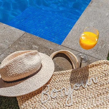 Hébergement de vacances Luxury House With Private Heated Pool, Bbq And Private Parking *