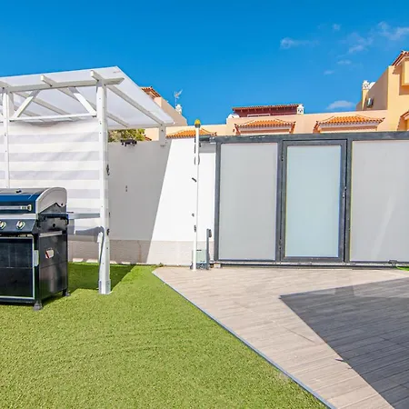 Hébergement de vacances Luxury House With Private Heated Pool, Bbq And Private Parking